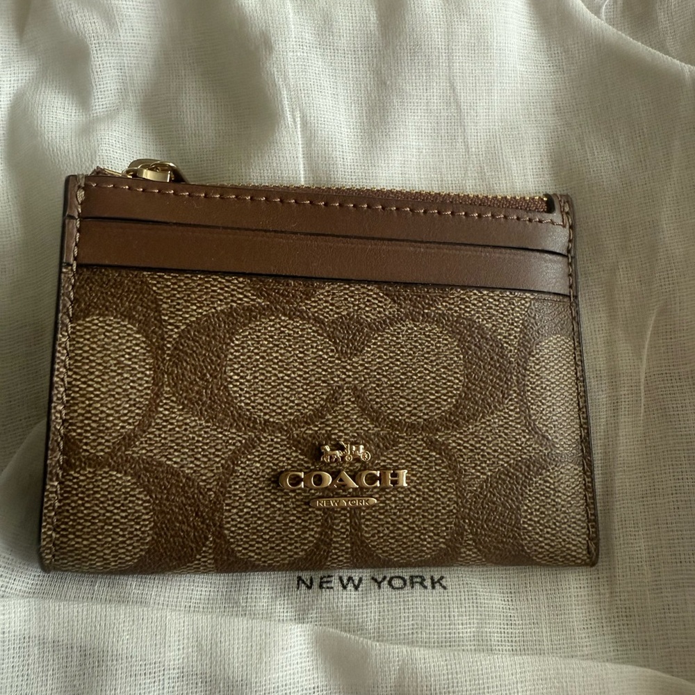 New with tags Coach Signature Brown and tan and gold Key Card Holder - Picture 2 of 8